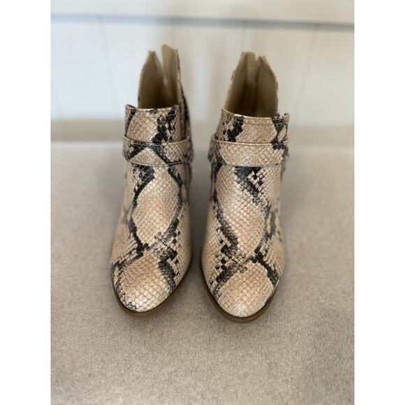 Fergalicious by Fergie Womens Chucky Snakeskin Ankle Boots Size 7.5M Block Heel - Picture 1 of 7